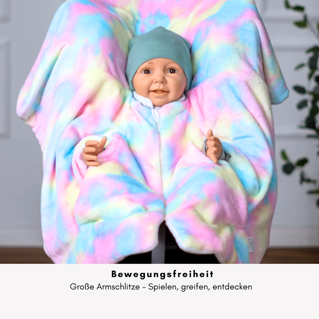 Kindersitzponcho mit großen Armschlitz – viel Bewegungsfreiheit im Auto
