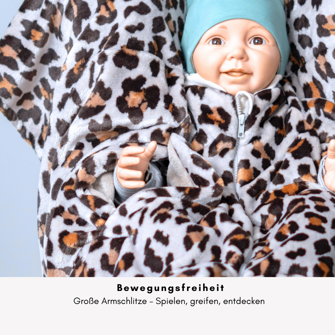 Kindersitzponcho mit großen Armschlitz – viel Bewegungsfreiheit im Auto