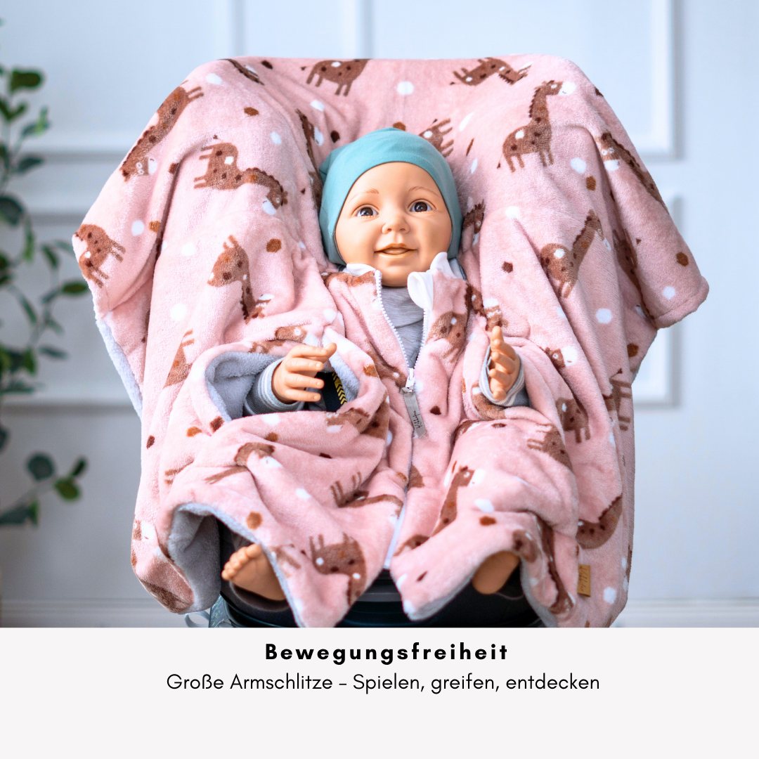 Kindersitzponcho mit großen Armschlitz – viel Bewegungsfreiheit im Auto