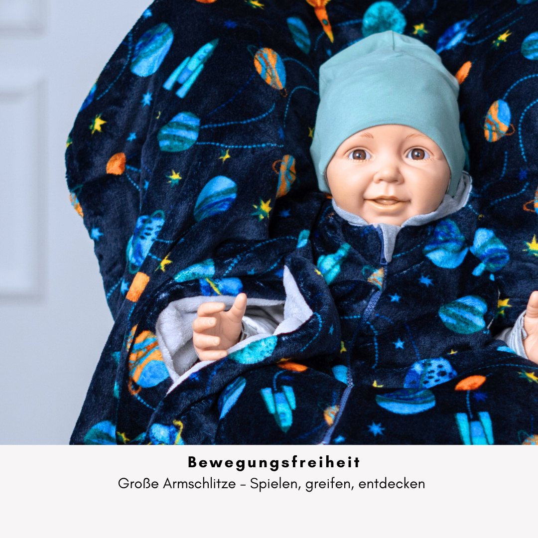 Kindersitzponcho mit großen Armschlitz – viel Bewegungsfreiheit im Auto