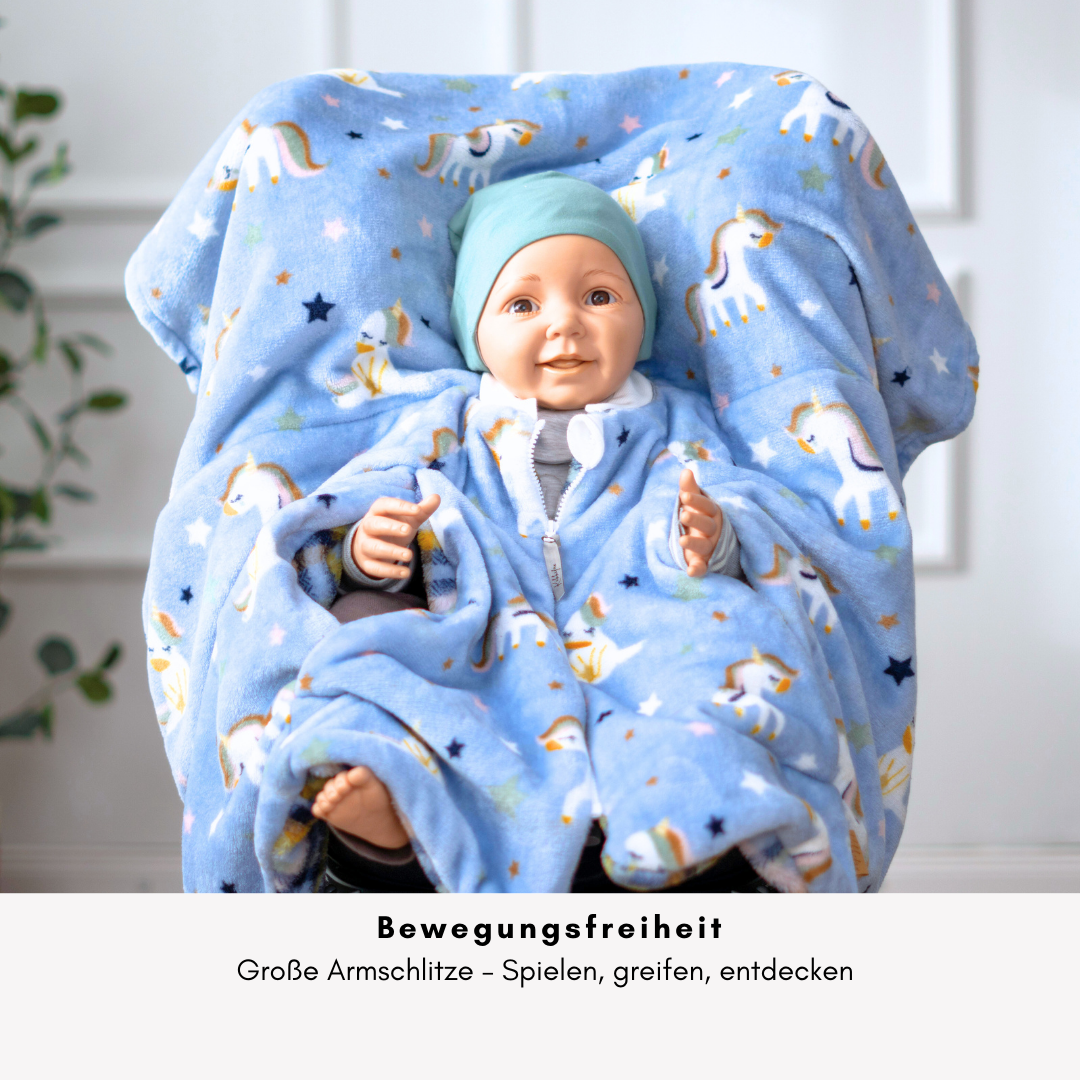 Kindersitzponcho mit großen Armschlitz – viel Bewegungsfreiheit im Auto
