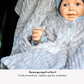 Kindersitzponcho mit großen Armschlitz – viel Bewegungsfreiheit im Auto
