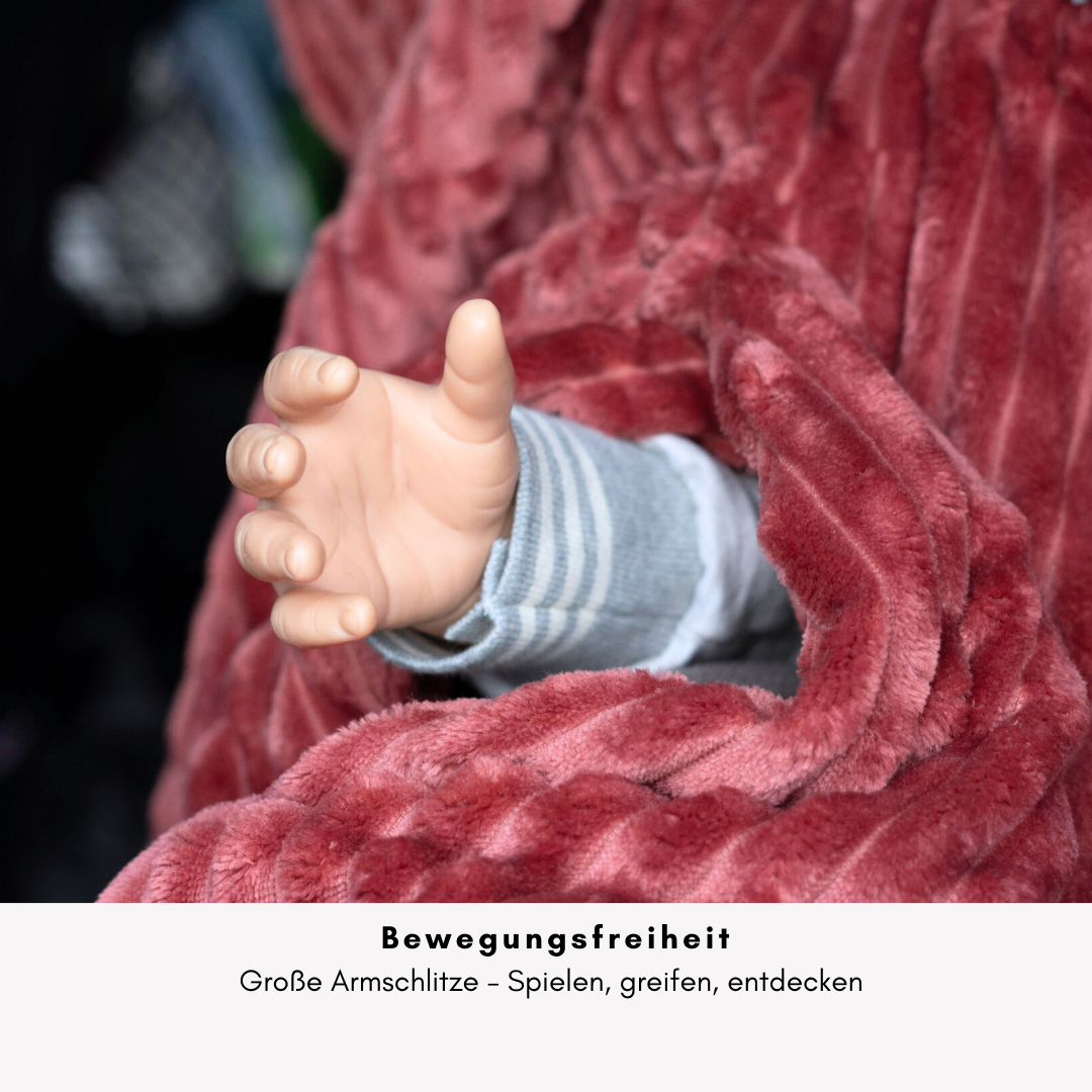 Kindersitzponcho mit großen Armschlitz – viel Bewegungsfreiheit im Auto