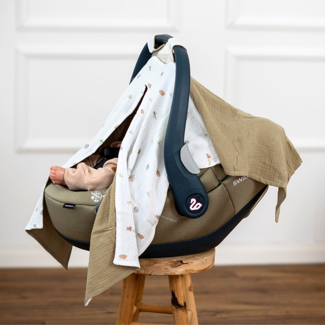 Sun-Cover für Babyschale - Olive mit Fahrzeugen – Leicht, Atmungsaktiv & Mit Sichtfenster