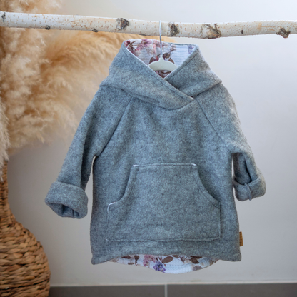 Wollwalk-Hoodie für Kinder mit fester Kapuze und verlängertem Rückenteil – ideal für kühle Tage