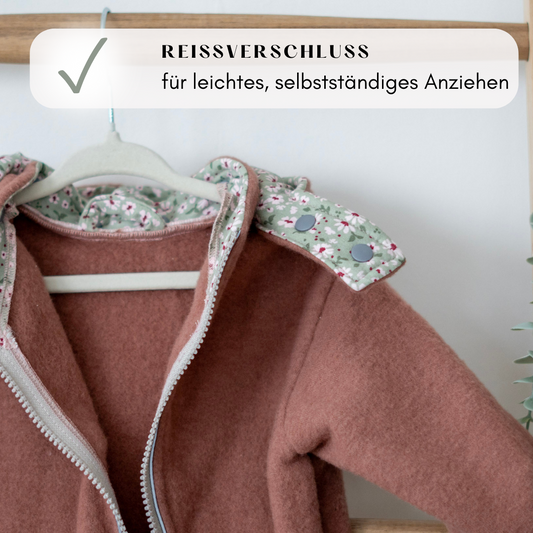 Durchgehender Reißverschluss am Wollfleece-Overall – einfaches An- und Ausziehen ohne Stress