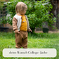 Kind trägt individuelle College-Jacke aus Wollwalk – klassisches Design, wetterfest & mitwachsend