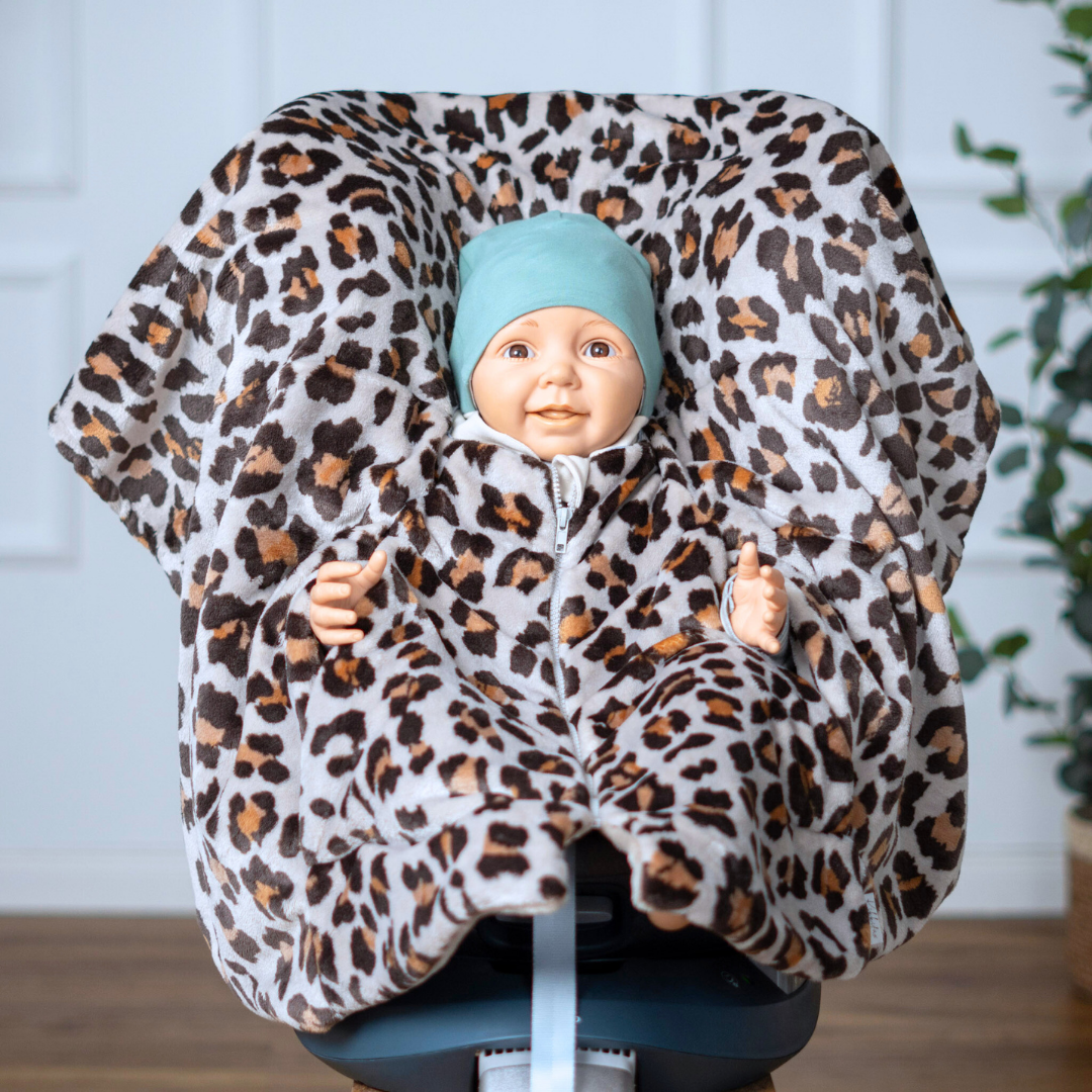 Kind im Kindersitz-Poncho aus Fleece – sicher & warm unterwegs - Leo