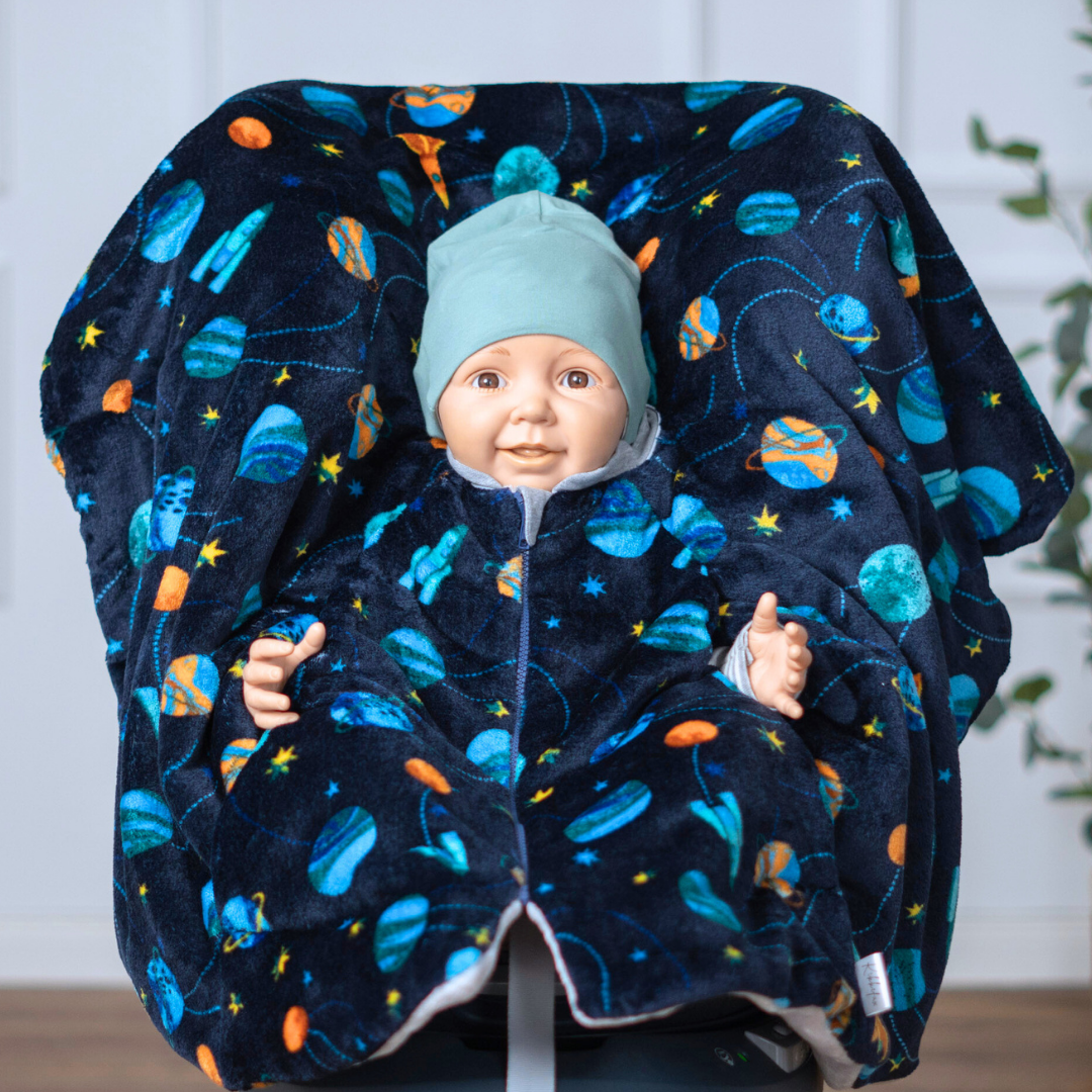 Kind im Kindersitz-Poncho aus Fleece – sicher & warm unterwegs - dunkelblau Weltall Universum 