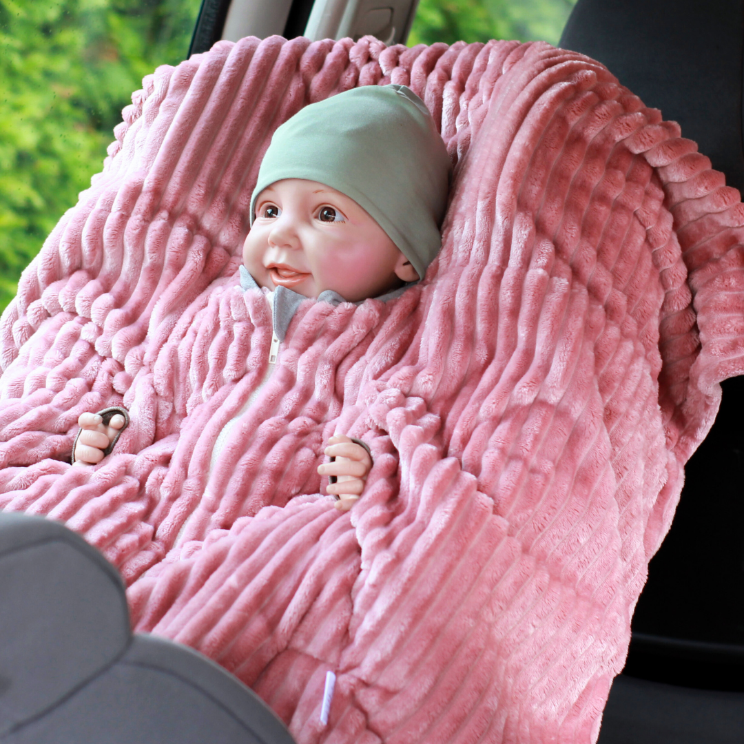 Kind im Kindersitz-Poncho aus Fleece – sicher & warm unterwegs - rosa