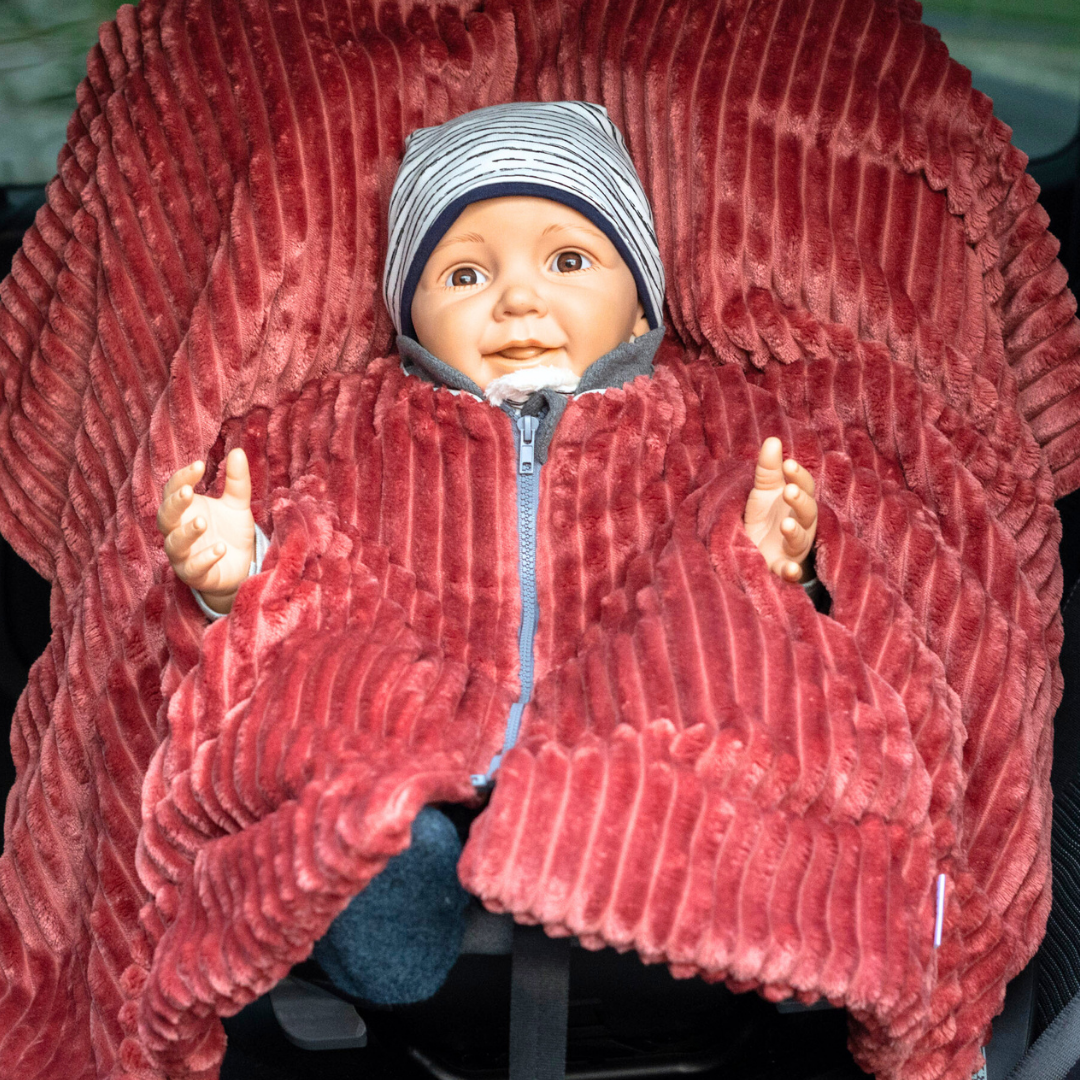 Kind im Kindersitz-Poncho aus Fleece – sicher & warm unterwegs - Terra