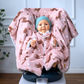 Kind im Kindersitz-Poncho aus Fleece – sicher & warm unterwegs - rosa mit Giraffen