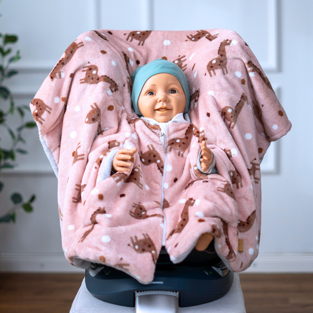 Kind im Kindersitz-Poncho aus Fleece – sicher & warm unterwegs - rosa mit Giraffen
