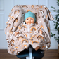 Kind im Kindersitz-Poncho aus Fleece – sicher & warm unterwegs - Beige mit Regenbogen