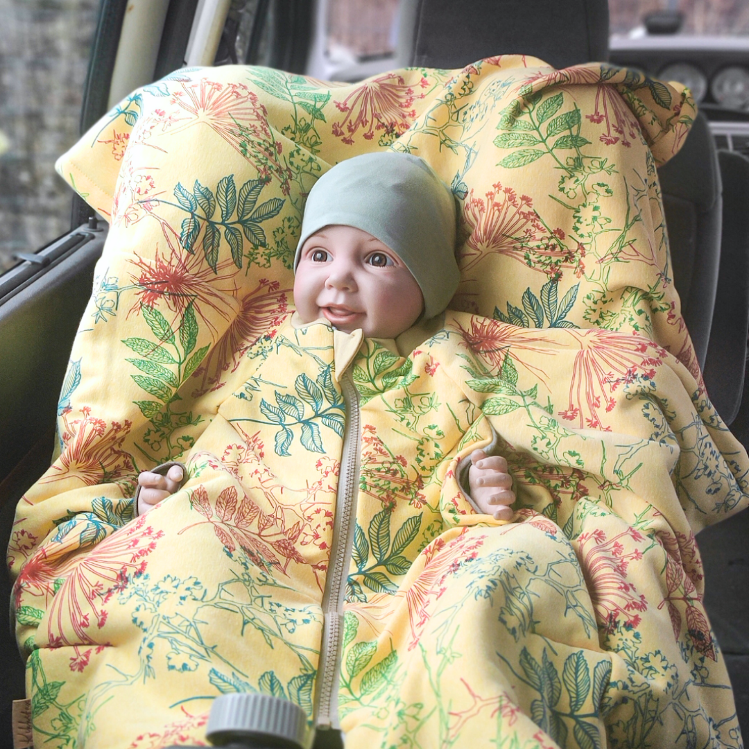Kindersitzponcho – kindgerecht, bequem & sicher im Auto - gelb