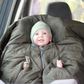Kind im Kindersitzponcho – sicher anschnallen ohne dicke Jacke - Oliv grün 