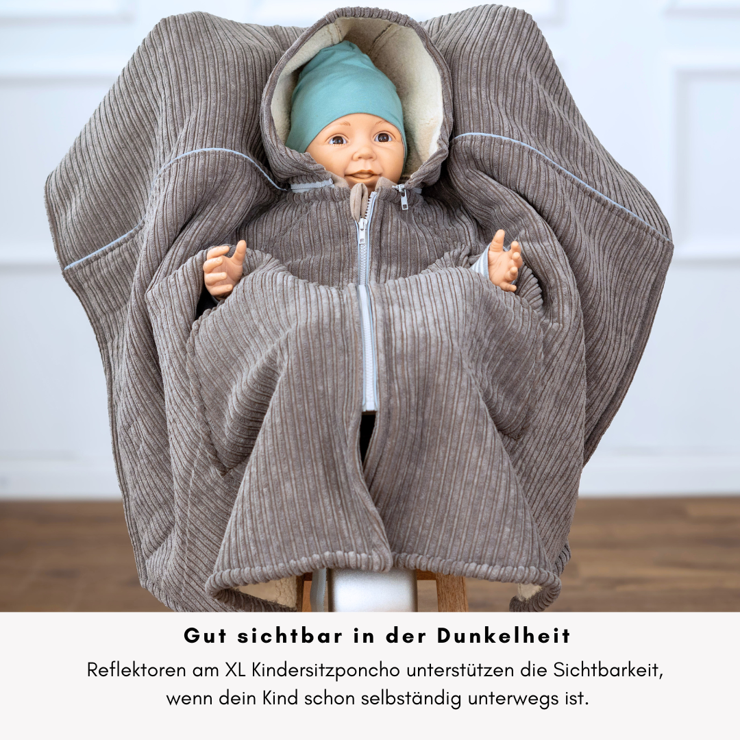 Reflektierende Details am XL Kindersitzponcho – bessere Sichtbarkeit für Kinder im Straßenverkehr und auf dem Parkplatz