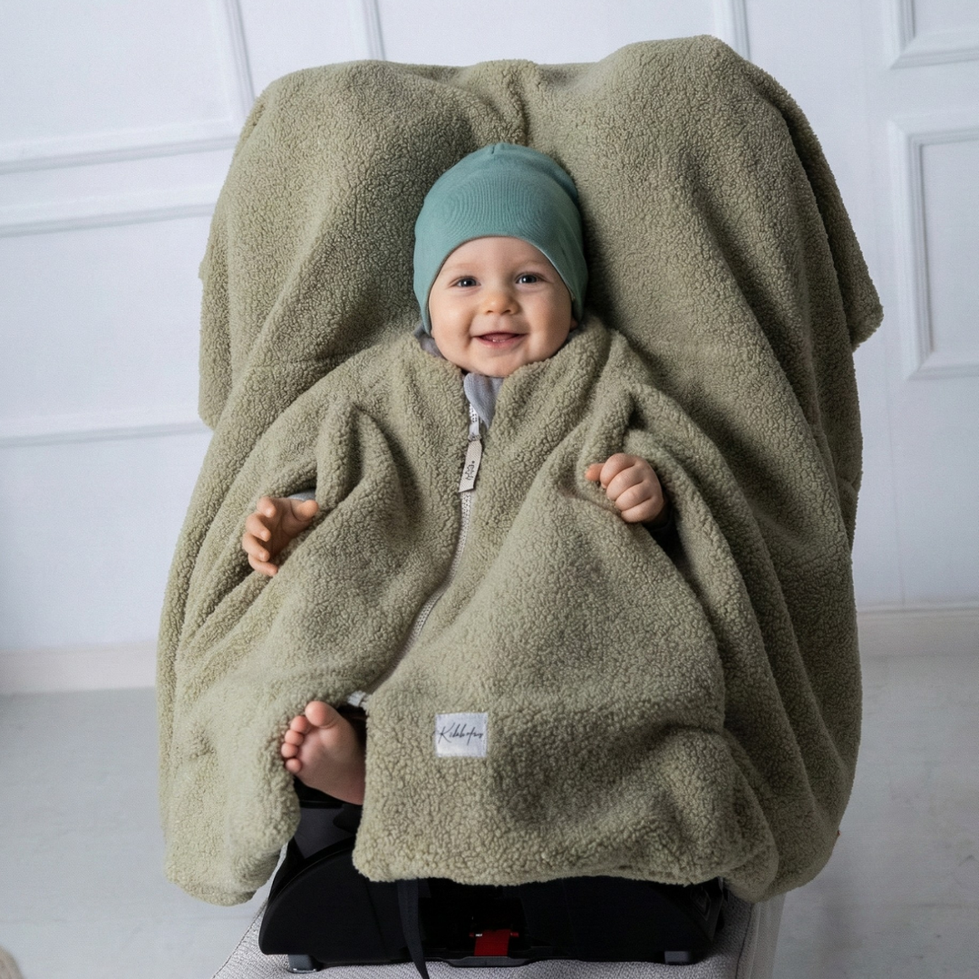 Kindersitzponcho aus Teddystoff in grün - warm und mitwachsend ab 6 Monaten bis 12 Jahren