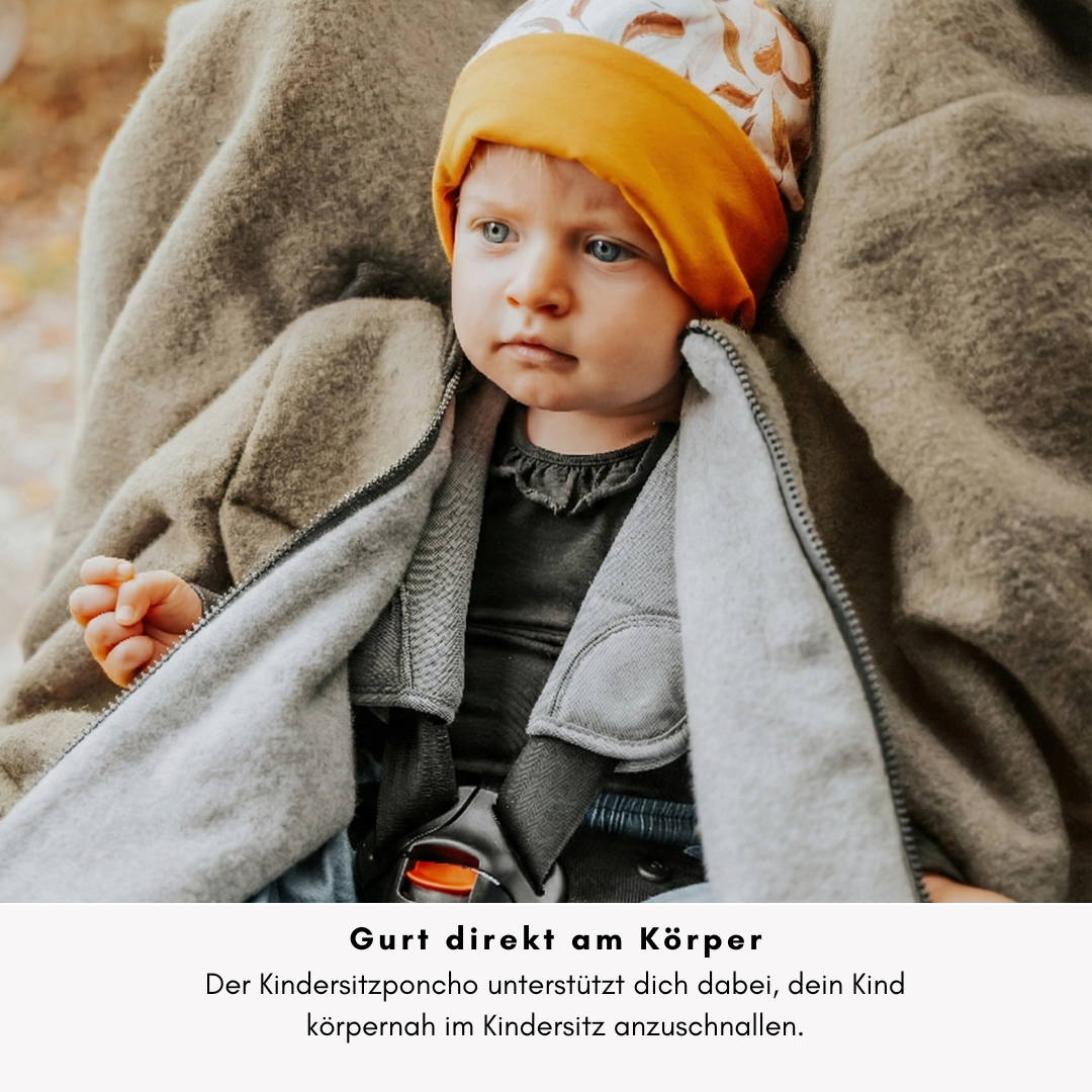 Kindersitzponcho im Auto geöffnet – unterstützt körpernahes Anschnallen im Reboarder Kindersitz