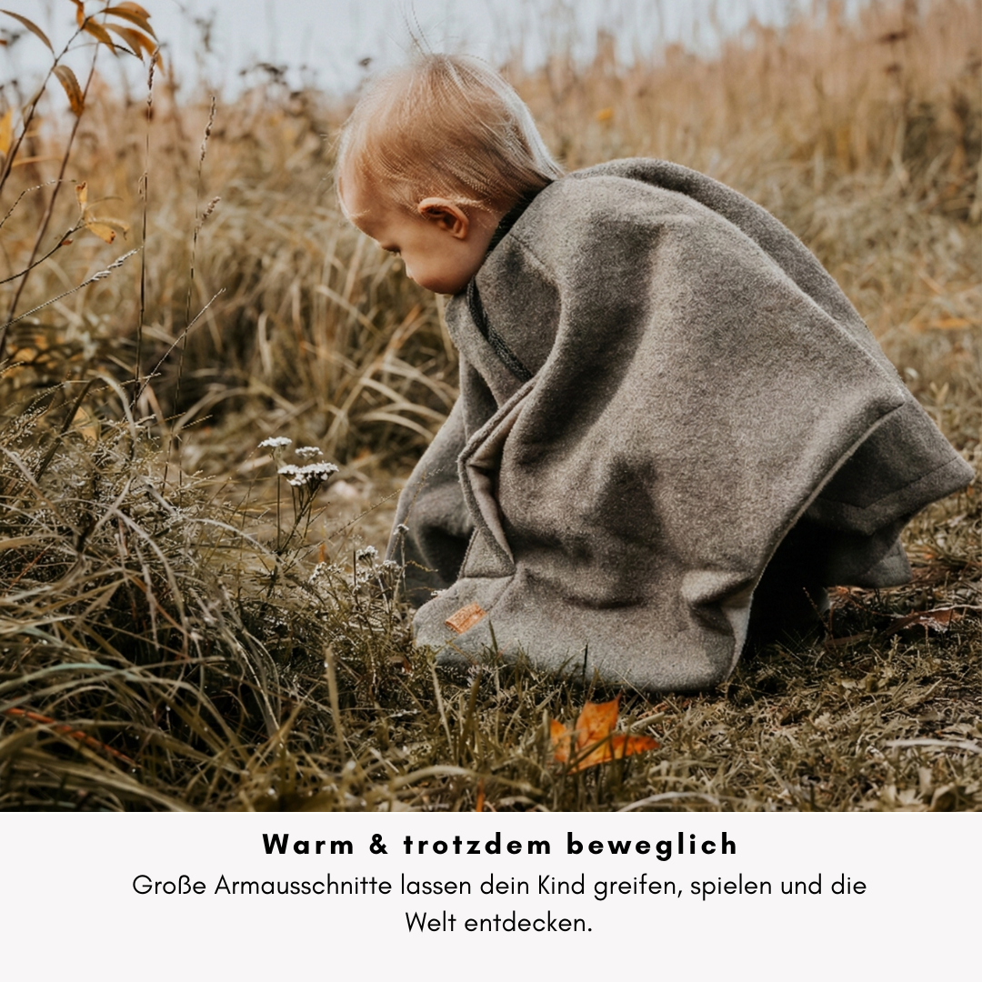 Kindersitzponcho mit großen Armausschnitten – viel Bewegungsfreiheit für Babys und Kleinkinder im Auto & draußen