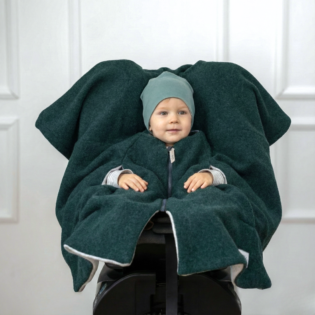 Kindersitzponcho aus Wollwalk in dunkel grün - warm und mitwachsend ab 6 Monaten bis 12 Jahren