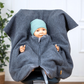 Kind im Kindersitzponcho Wollwalk – sicher anschnallen ohne dicke Jacke - grau