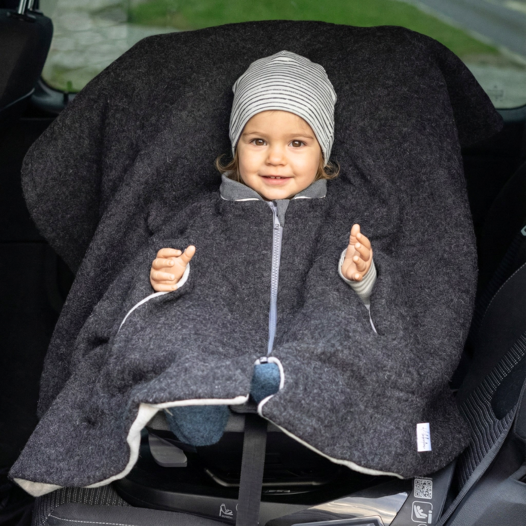 Kindersitzponcho aus Wollwalk in Anthrazit - warm und mitwachsend ab 6 Monaten bis 12 Jahren
