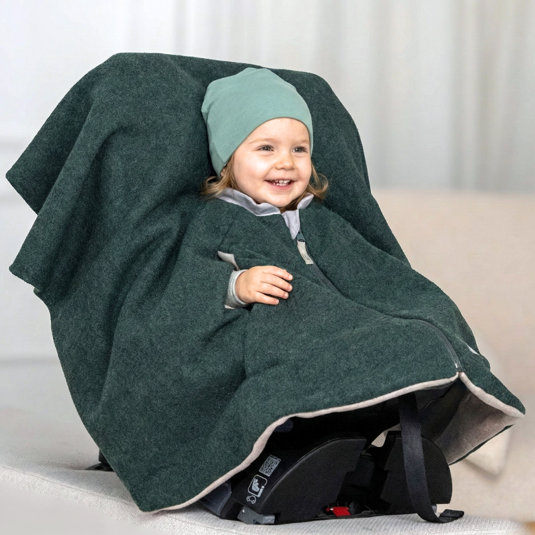 Kind im Kindersitzponcho Wollwalk – sicherer anschnallen ohne dicke Jacke - Eukalyptus