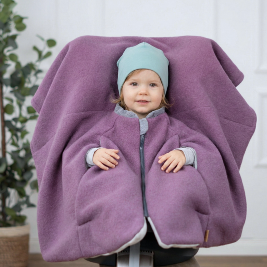 Kindersitzponcho aus Wollwalk in Flieder - warm und mitwachsend ab 6 Monaten bis 12 Jahren