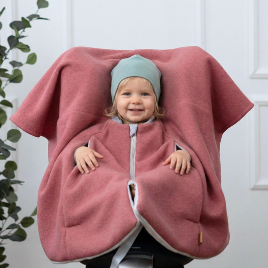 Kindersitzponcho aus Wollwalk in Rosewood - warm und mitwachsend ab 6 Monaten bis 12 Jahren