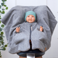 Kind im Kindersitzponcho Wollwalk – sicherer anschnallen ohne dicke Jacke - grau