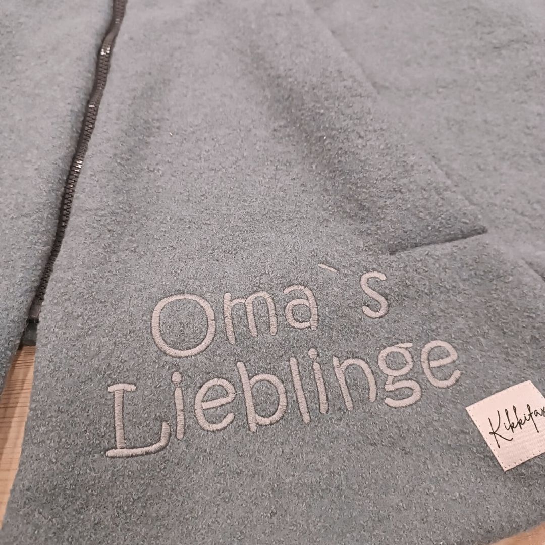 Kindersitzponcho aus Wollwalk mit individuellen Namens-Stick