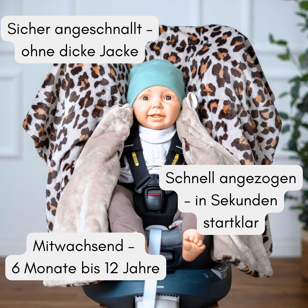 Fleece-Kindersitzponcho aufgeklappt – sicher angeschnallt ohne Jacke