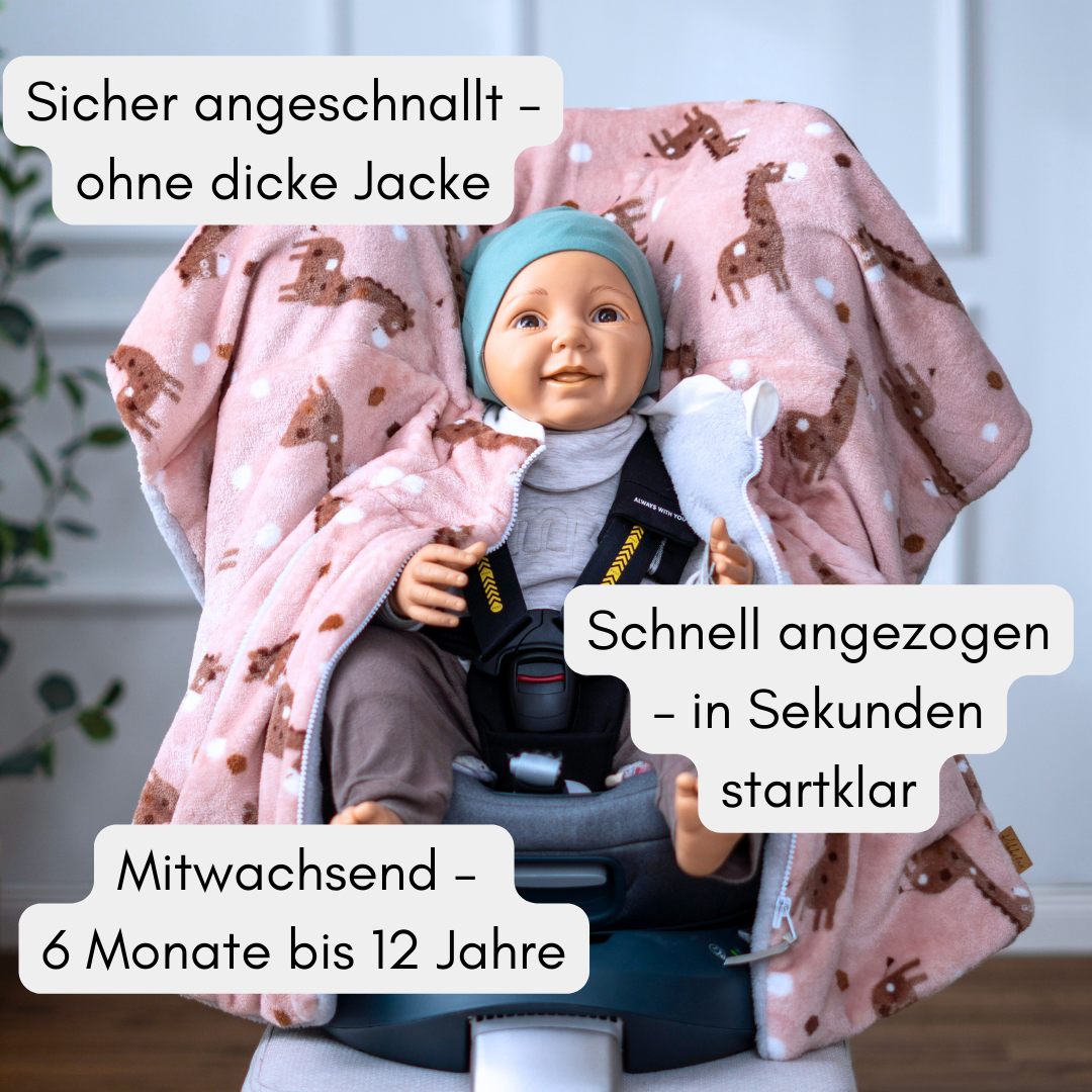 Fleece-Kindersitzponcho aufgeklappt – sicher angeschnallt ohne Jacke