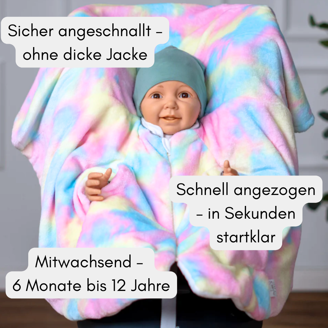 Fleece-Kindersitzponcho aufgeklappt – sicher angeschnallt ohne Jacke