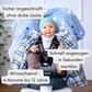 Fleece-Kindersitzponcho aufgeklappt – sicher angeschnallt ohne Jacke