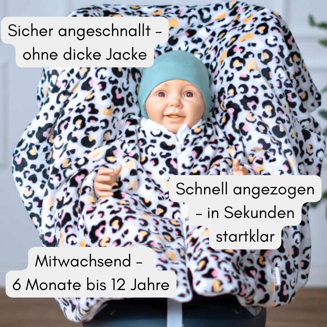 Fleece-Kindersitzponcho aufgeklappt – sicher angeschnallt ohne Jacke