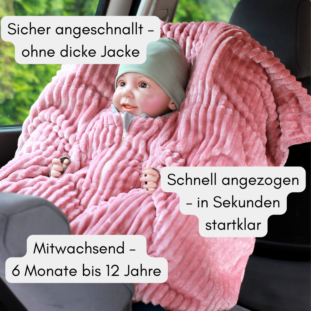 Fleece-Kindersitzponcho aufgeklappt – sicher angeschnallt ohne Jacke