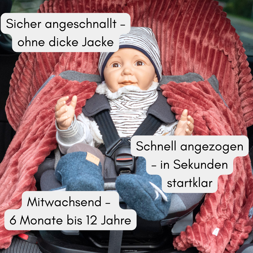 Fleece-Kindersitzponcho aufgeklappt – sicher angeschnallt ohne Jacke