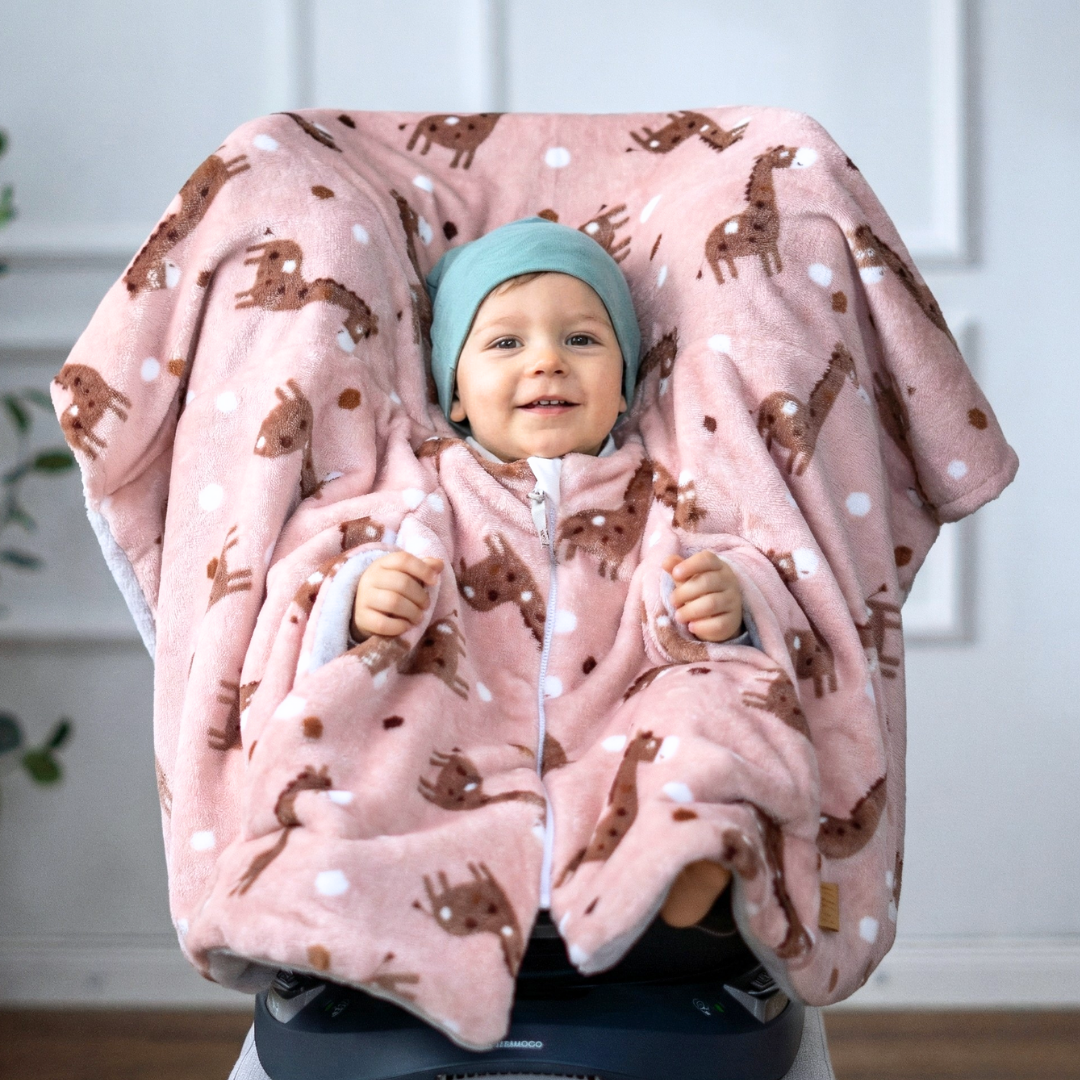 Kindersitzponcho aus Fleece - flauschige Giraffe rosa - warm und mitwachsend ab 6 Monaten bis 12 Jahren