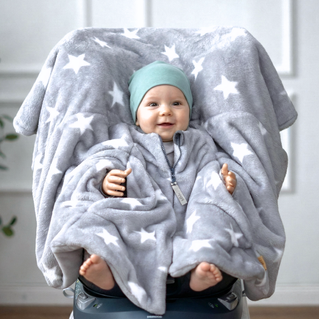 Kindersitzponcho aus Fleece - flauschige Sterne grau - warm und mitwachsend ab 6 Monaten bis 12 Jahren