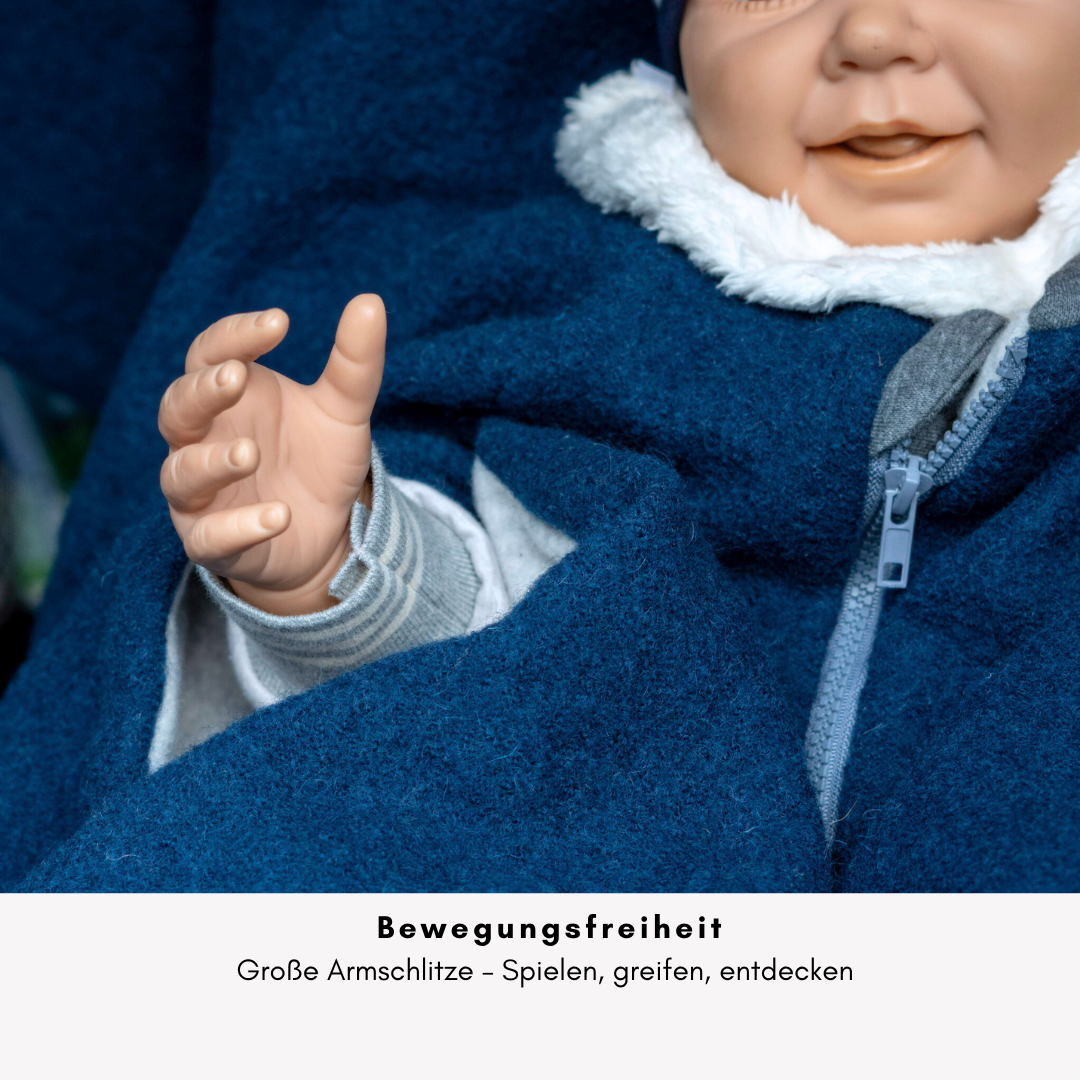 Kindersitzponcho mit großen Armschlitz – viel Bewegungsfreiheit im Auto