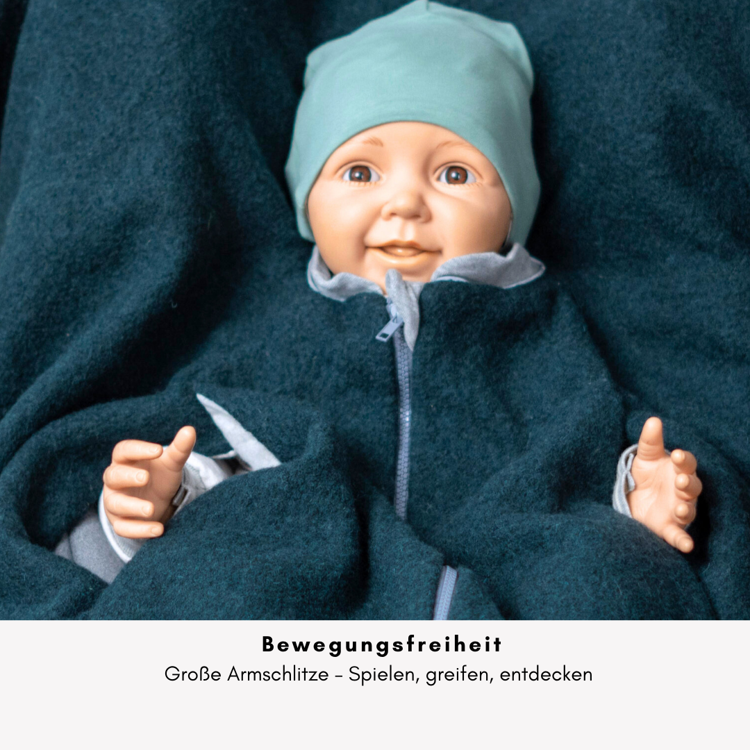 Kindersitzponcho mit großen Armschlitz – viel Bewegungsfreiheit im Auto