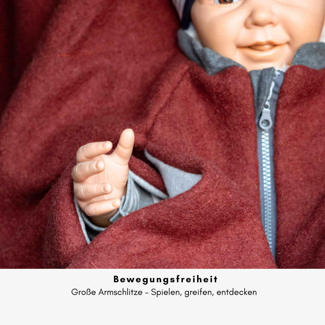 Kindersitzponcho mit großen Armschlitz – viel Bewegungsfreiheit im Auto