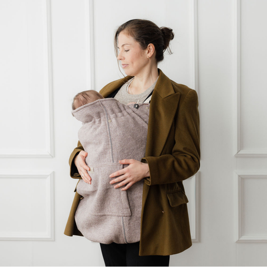 Baby im Tragetuch mit Tragecover aus Wollwalk in Cream Beige – natürlicher Wetterschutz für Herbst und Winter, flexibel einsetzbar bei jedem Tragesystem