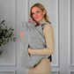 Baby im Tragetuch mit Tragecover aus Wollwalk in grau – natürlicher Wetterschutz für Herbst und Winter, flexibel einsetzbar bei jedem Tragesystem