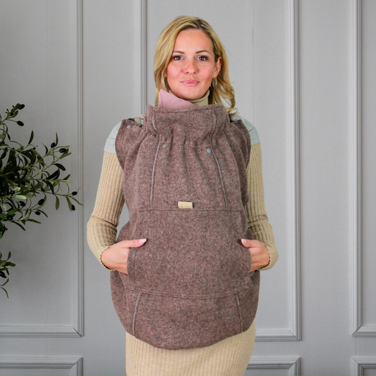 Baby im Tragetuch mit Tragecover aus Wollwalk in Haselnuss Braun – natürlicher Wetterschutz für Herbst und Winter, flexibel einsetzbar bei jedem Tragesystem