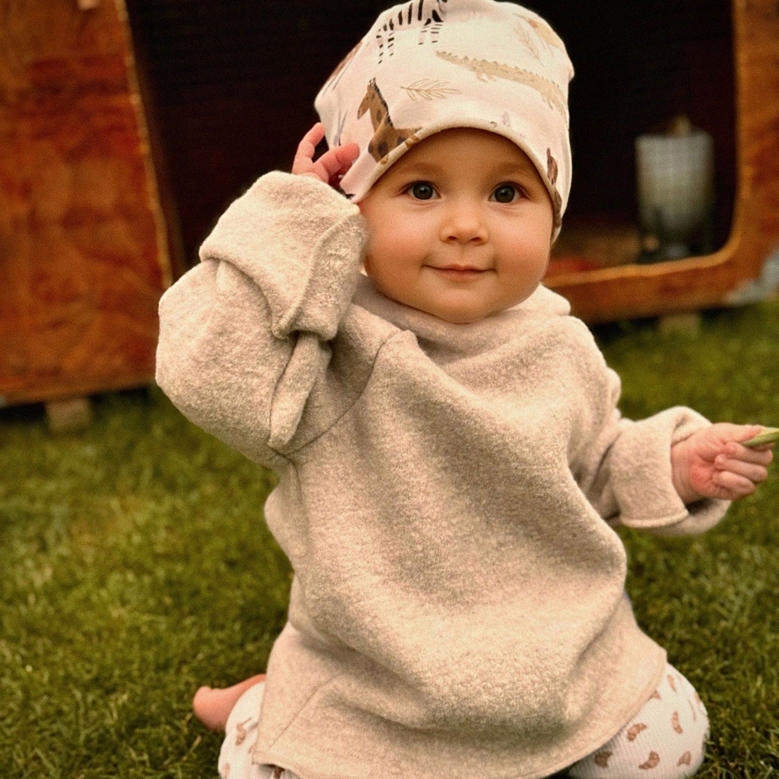Baby- und Kinder-Hoodie aus Wollwalk in beige mit Leo, weich gefüttert und mitwachsend