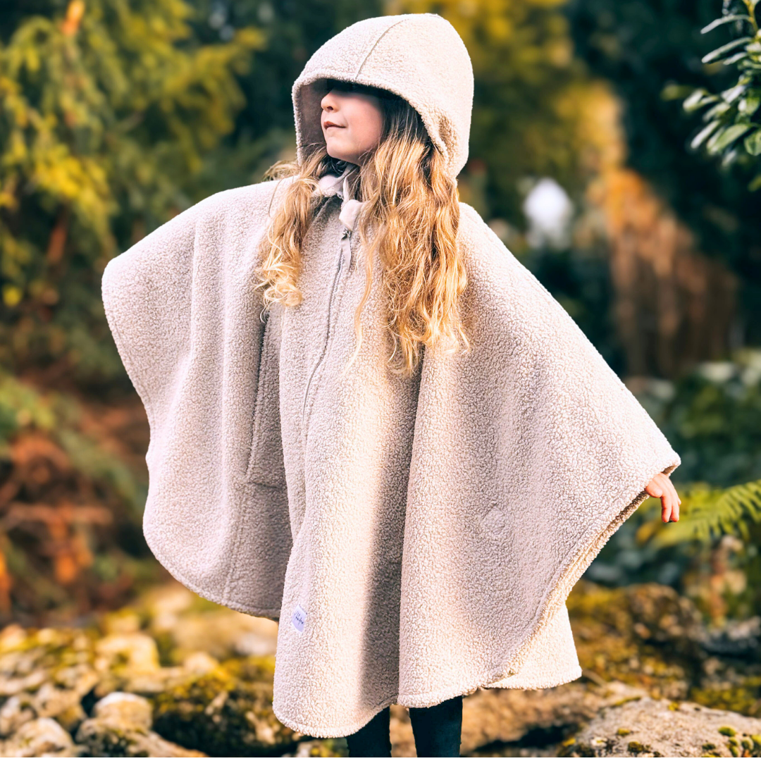 XL Kindersitzponcho aus Teddystoff – mitwachsend für größere Kinder im Auto-Kindersitz in Beige