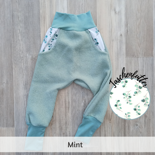 Wollwalkhose von Kikkifax, Modell: Alex, Farbe: Mint